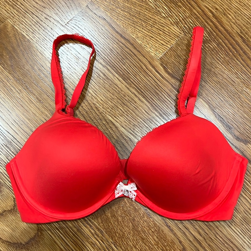 Victoria’s Secret body by Victoria, red push-up bra size 32D